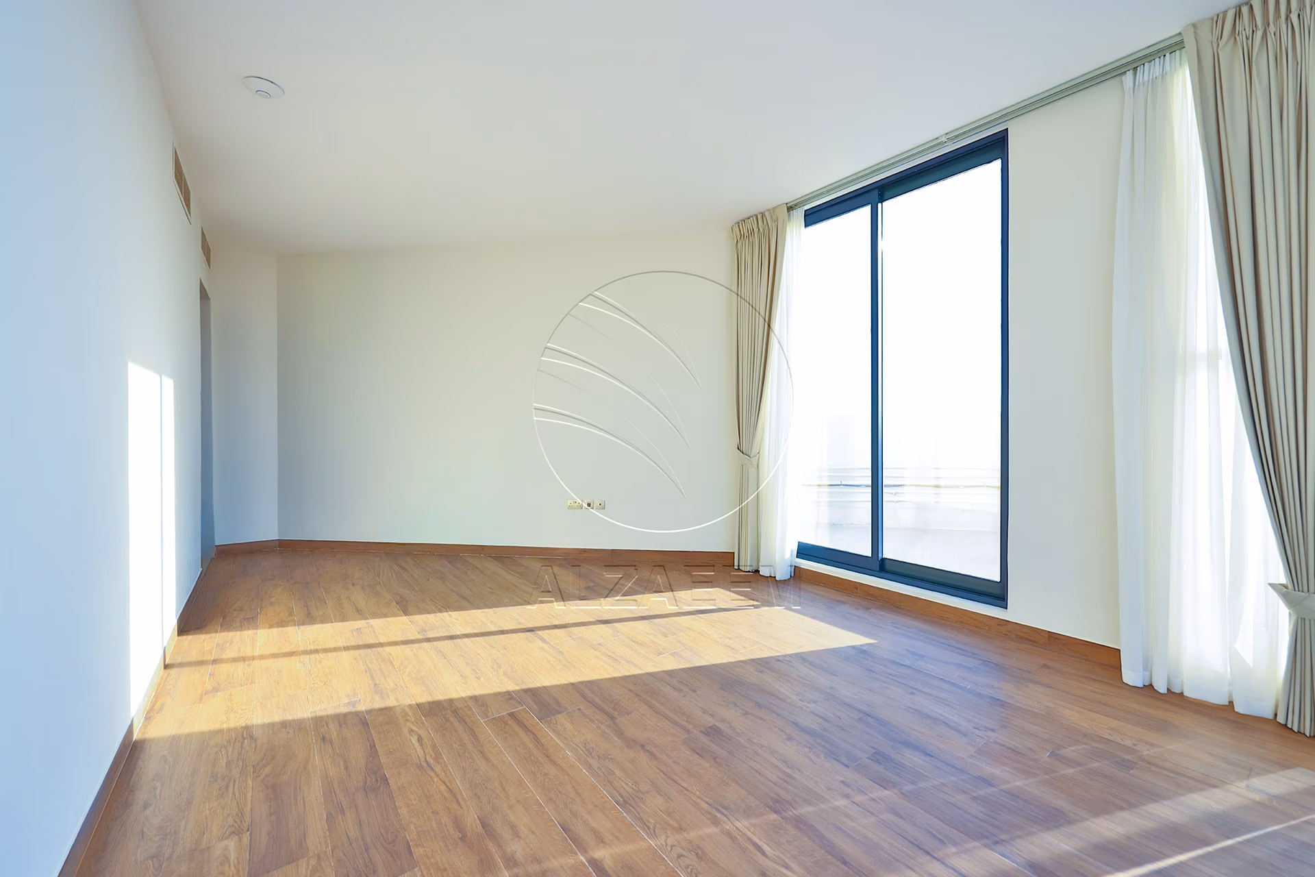√ Single Row End | High Ceiling | Luxury Living √