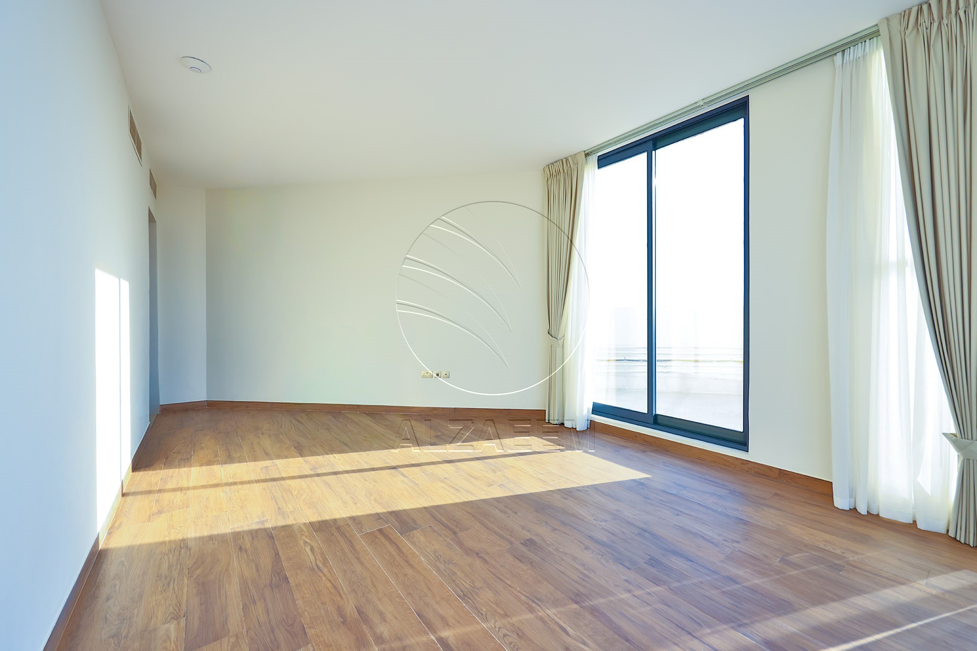 √ Single Row End | High Ceiling | Luxury Living √