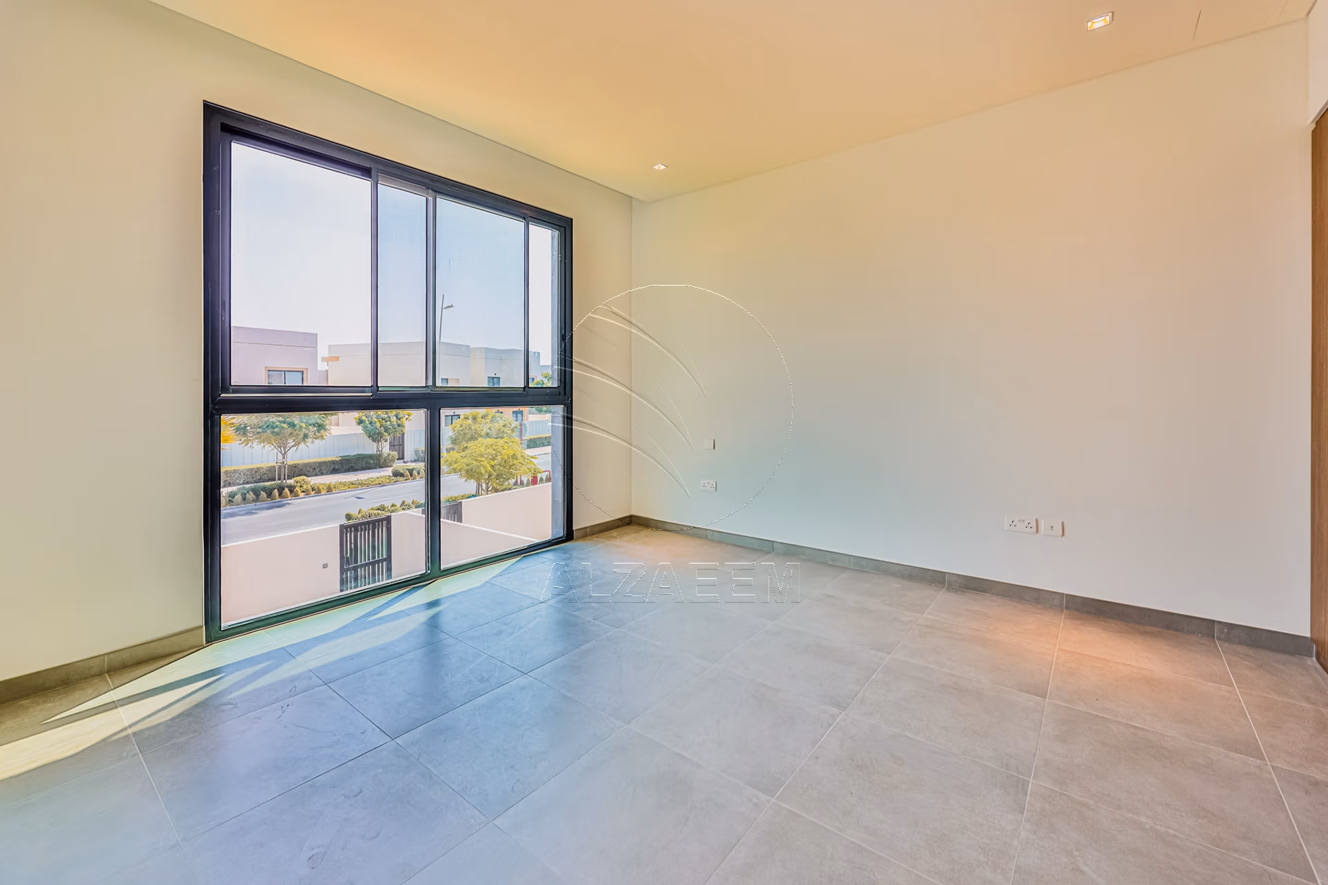 √Single Row Semi Corner | Vacant | Near the Gate√