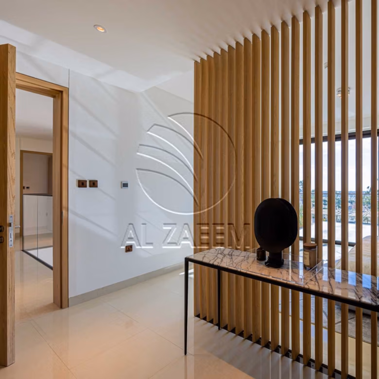 √Luxury Living | High Ceiling | Single Row Corner√