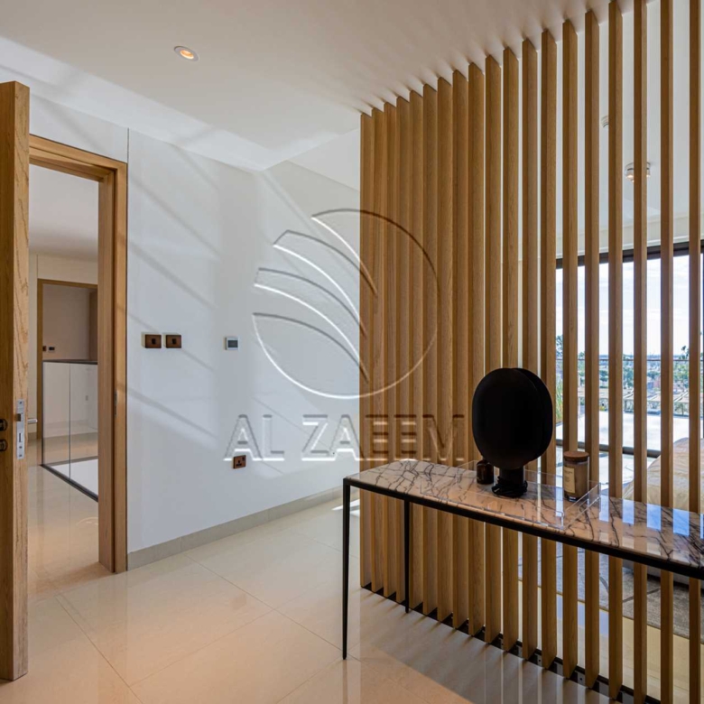 √Luxury Living | High Ceiling | Single Row Corner√