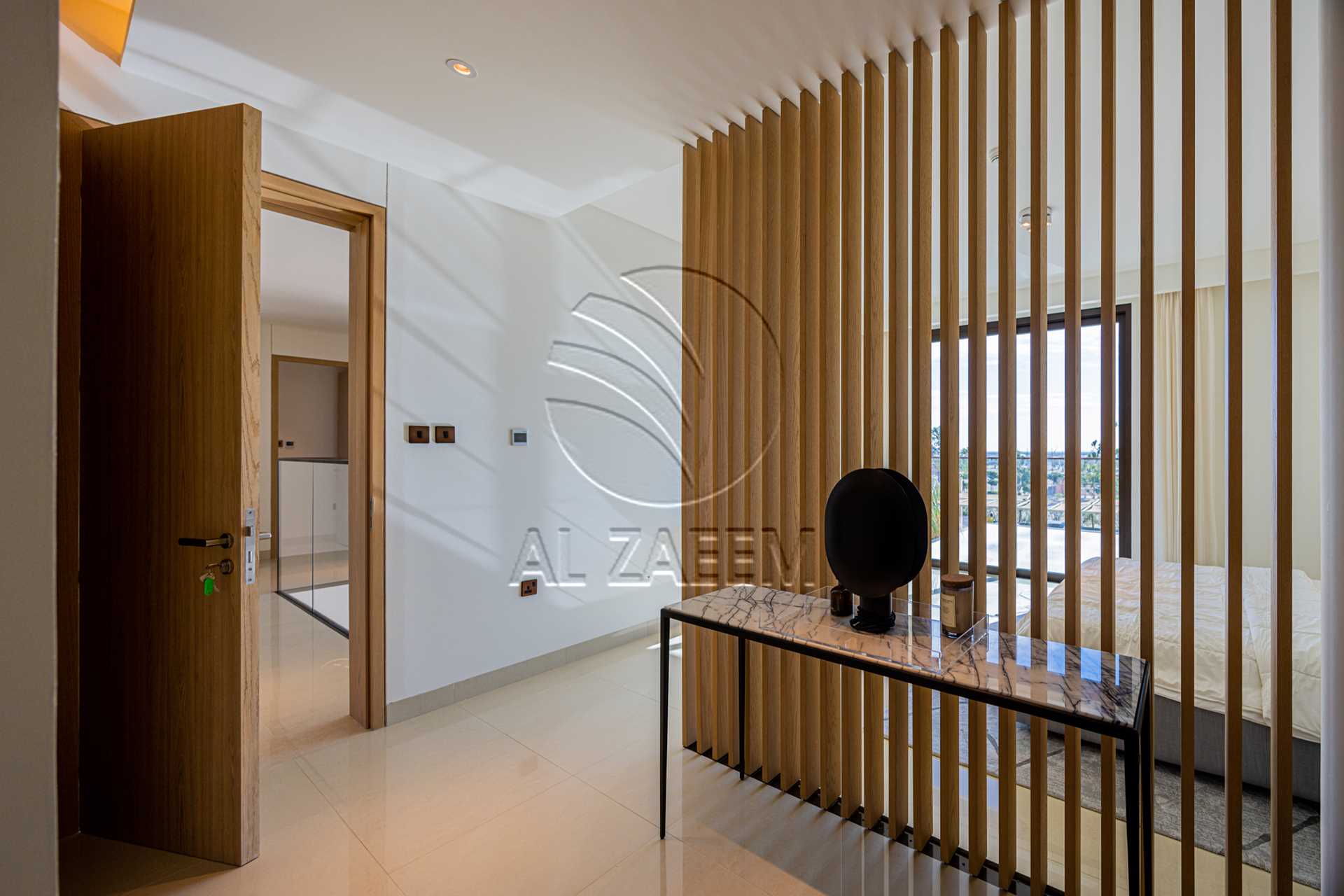 √Luxury Living | High Ceiling | Single Row Corner√