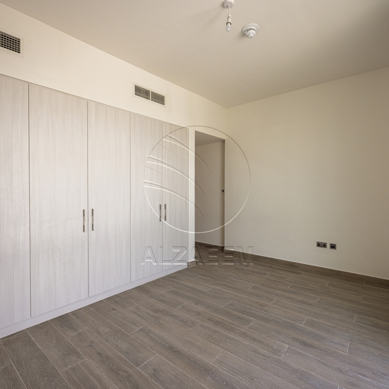 √VACANT| New Family Home | End Unit√