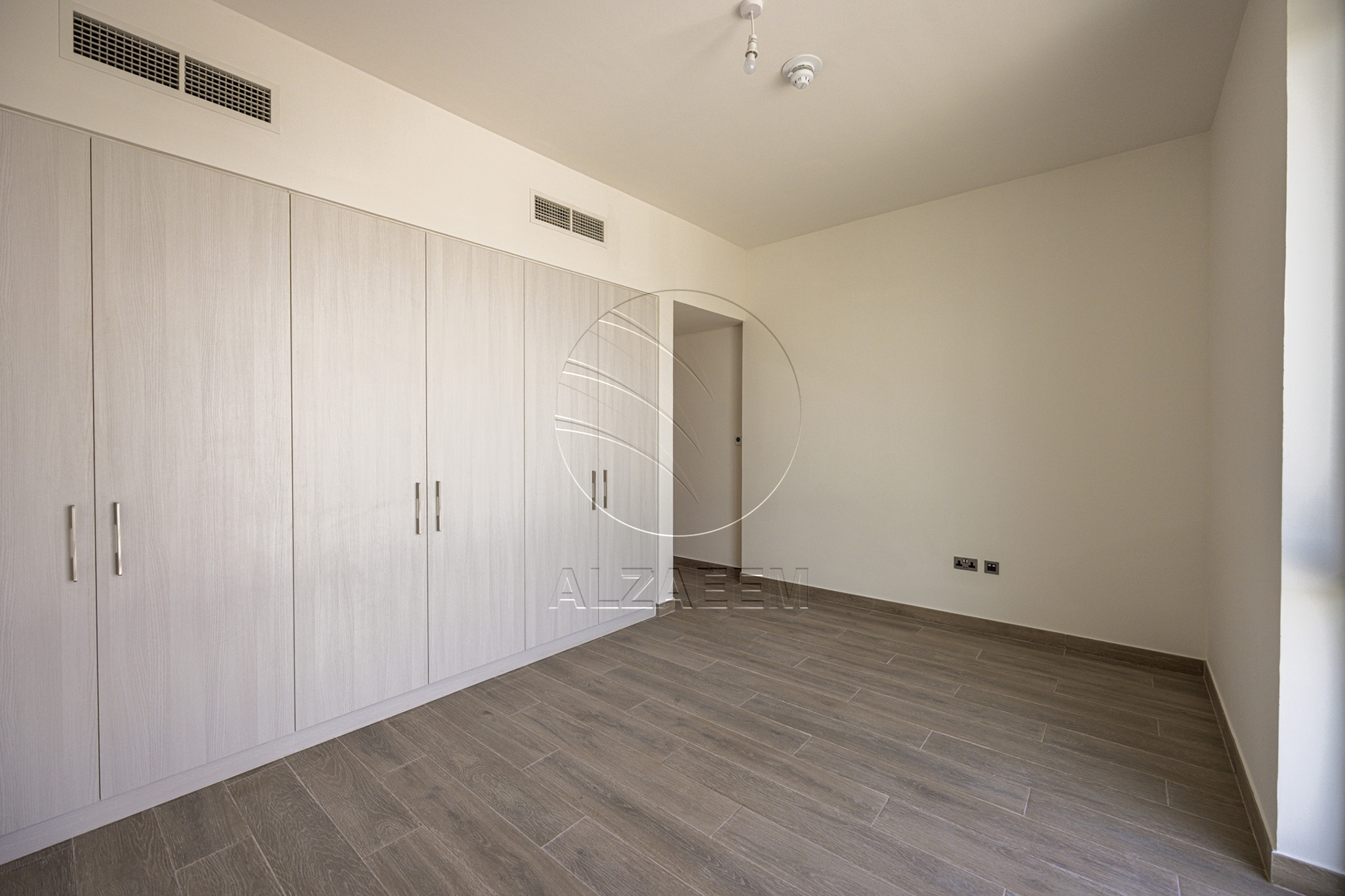√VACANT| New Family Home | End Unit√