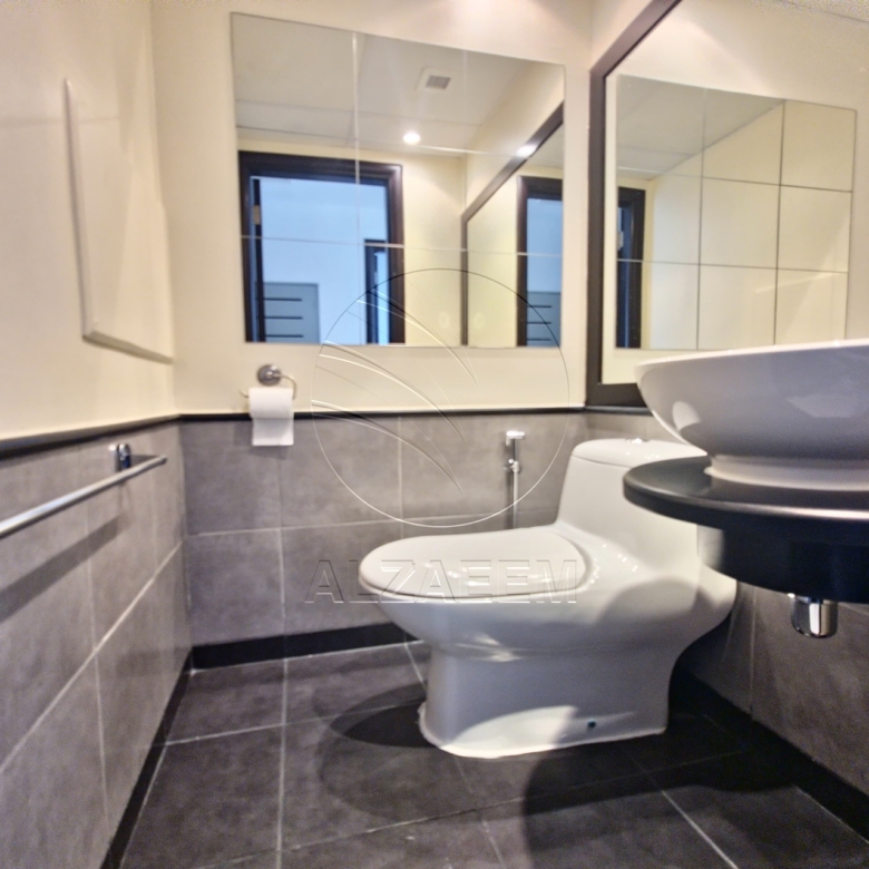 Corner Villa + Private Pool! End Use or Investment