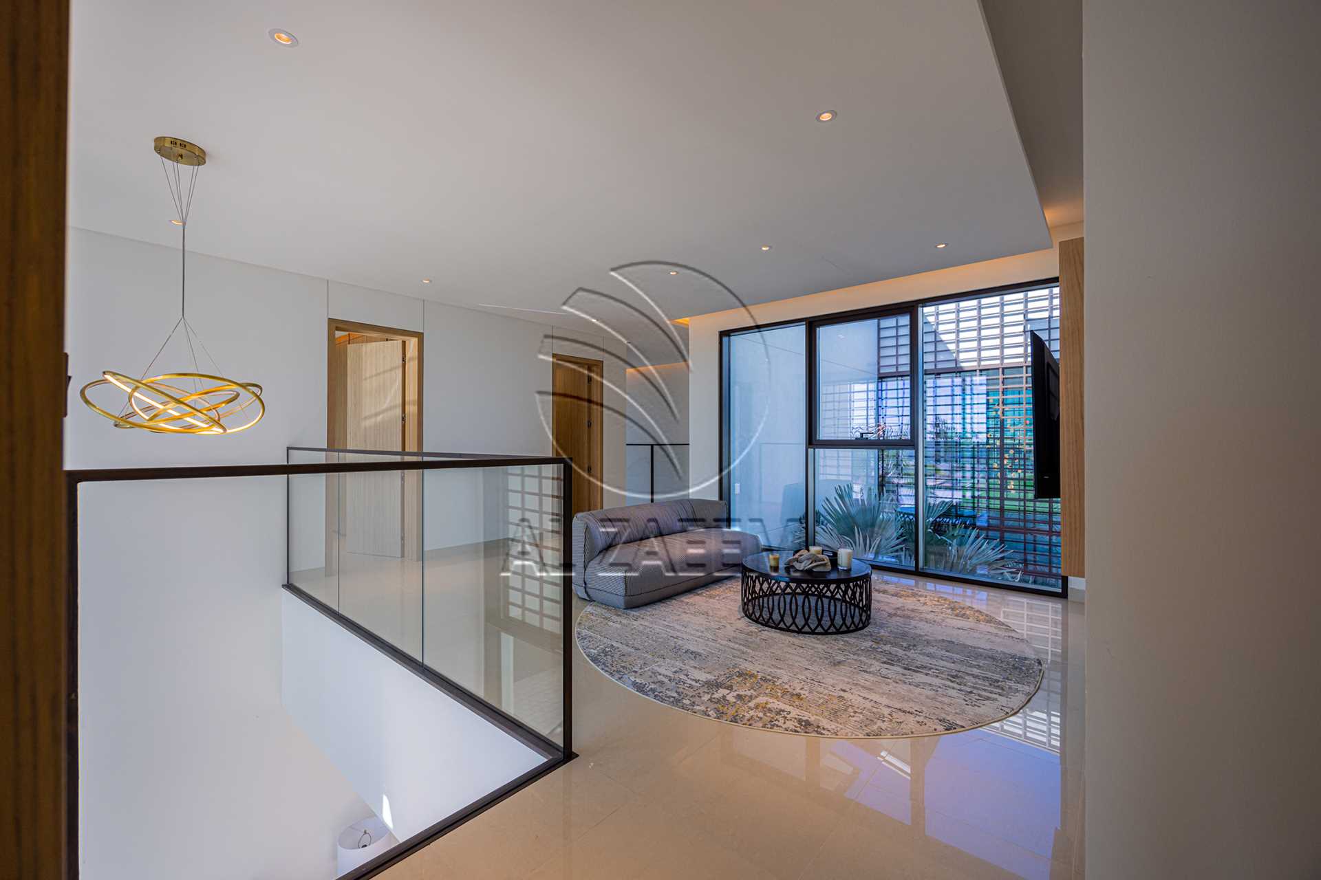 √Luxury Living | High Ceiling | Single Row Corner√