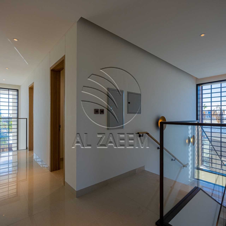√Luxury Living | High Ceiling | Single Row Corner√