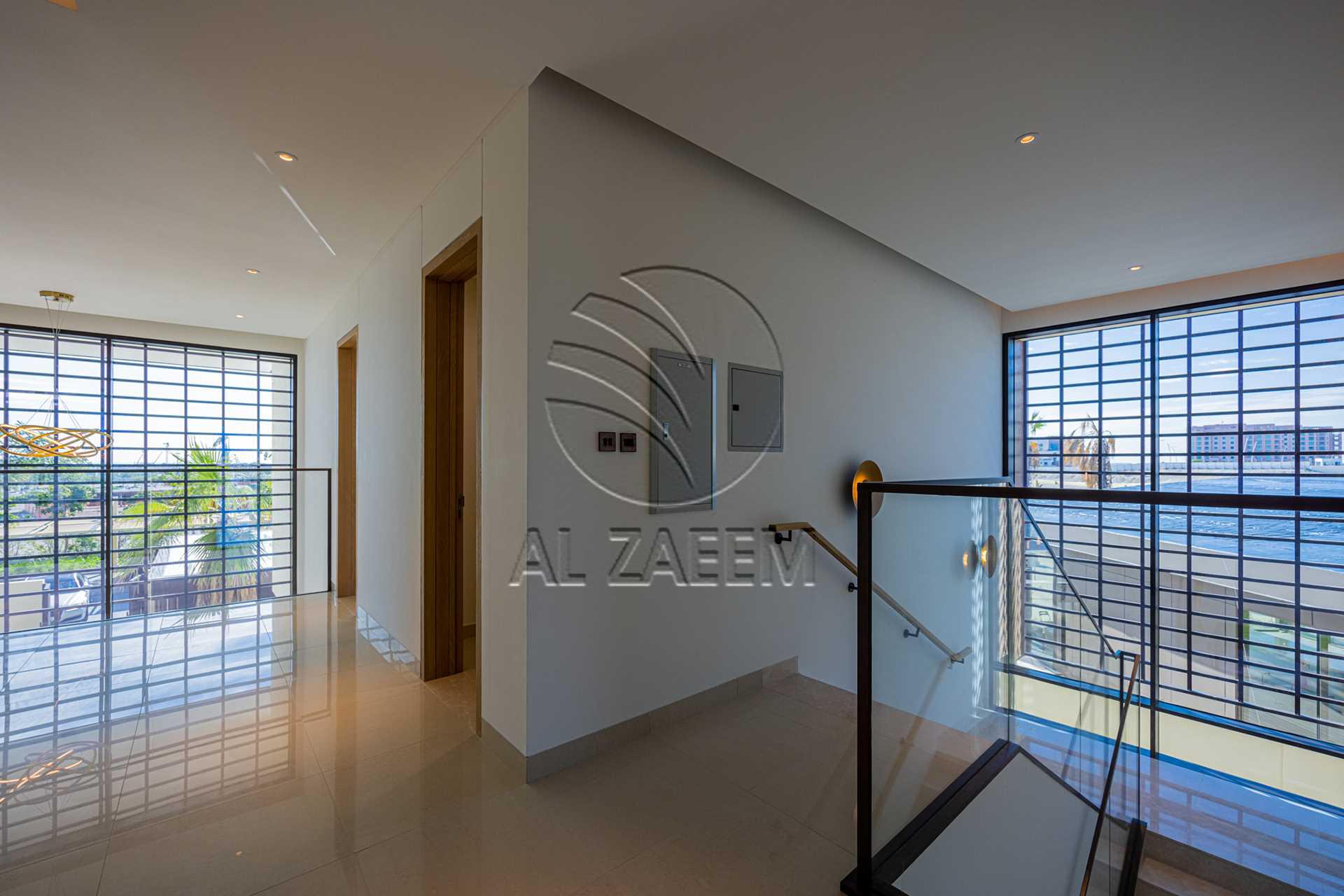 √Luxury Living | High Ceiling | Single Row Corner√