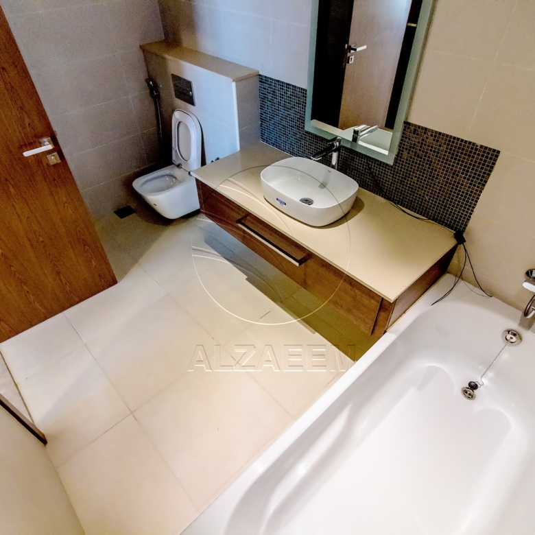 VACANT! 5BR+Maid | Mid Unit-Double Row