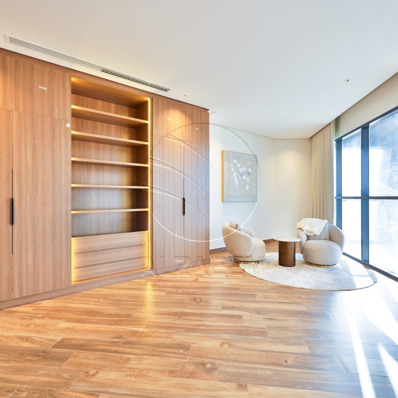 √ Single Row End | High Ceiling | Luxury Living √