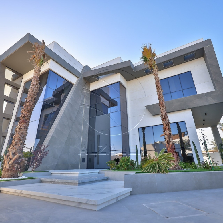 √ Single Row End | High Ceiling | Luxury Living √
