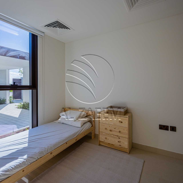√1005 Sqm Plot! High Ceiling | Single Row Corner √