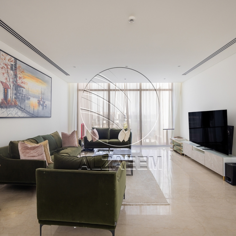 √CORNER 5BR Villa with Pool | Landscaped Garden√