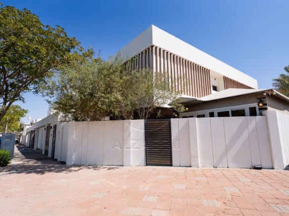 Corner Unit | 5BR Villa with Pod | 2 Majlis