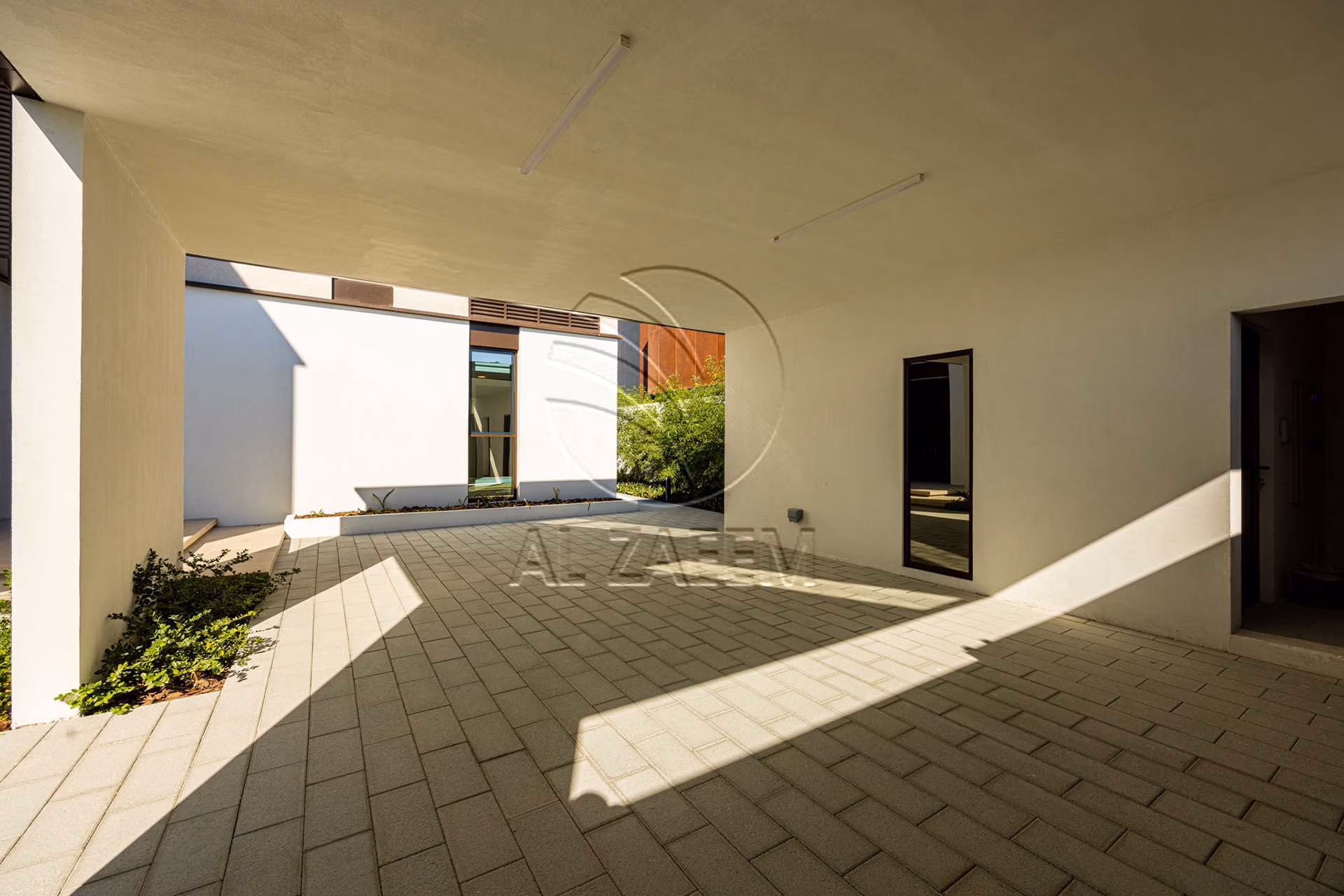 √1005 Sqm Plot! High Ceiling | Single Row Corner √