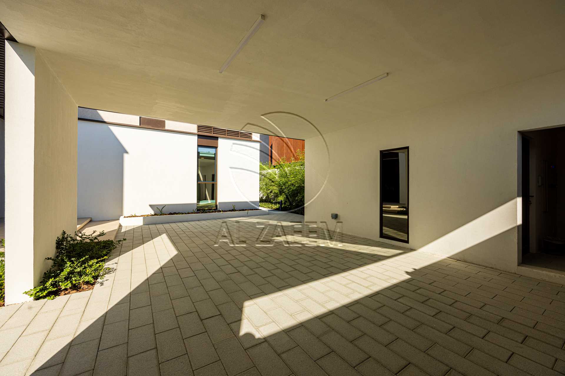 √1005 Sqm Plot! High Ceiling | Single Row Corner √