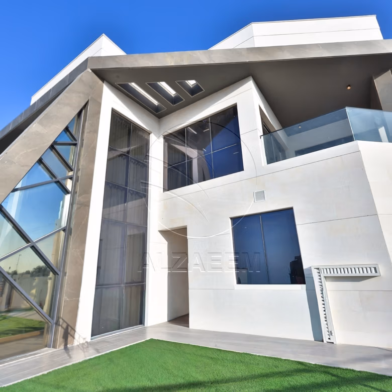 √ Single Row End | High Ceiling | Luxury Living √