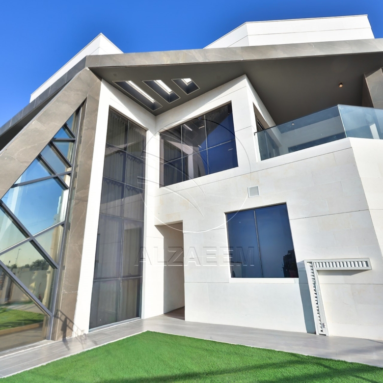 √ Single Row End | High Ceiling | Luxury Living √