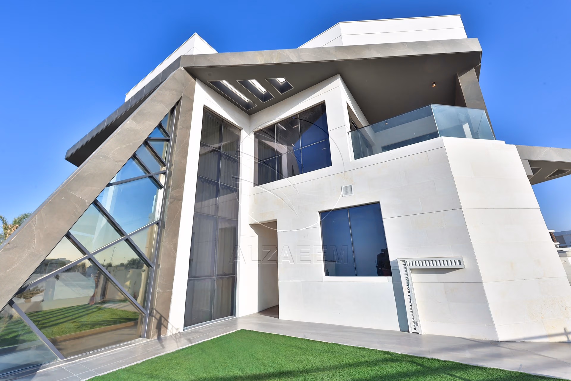 √ Single Row End | High Ceiling | Luxury Living √