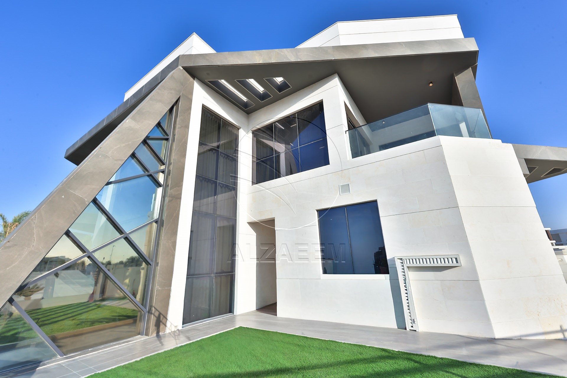 √ Single Row End | High Ceiling | Luxury Living √