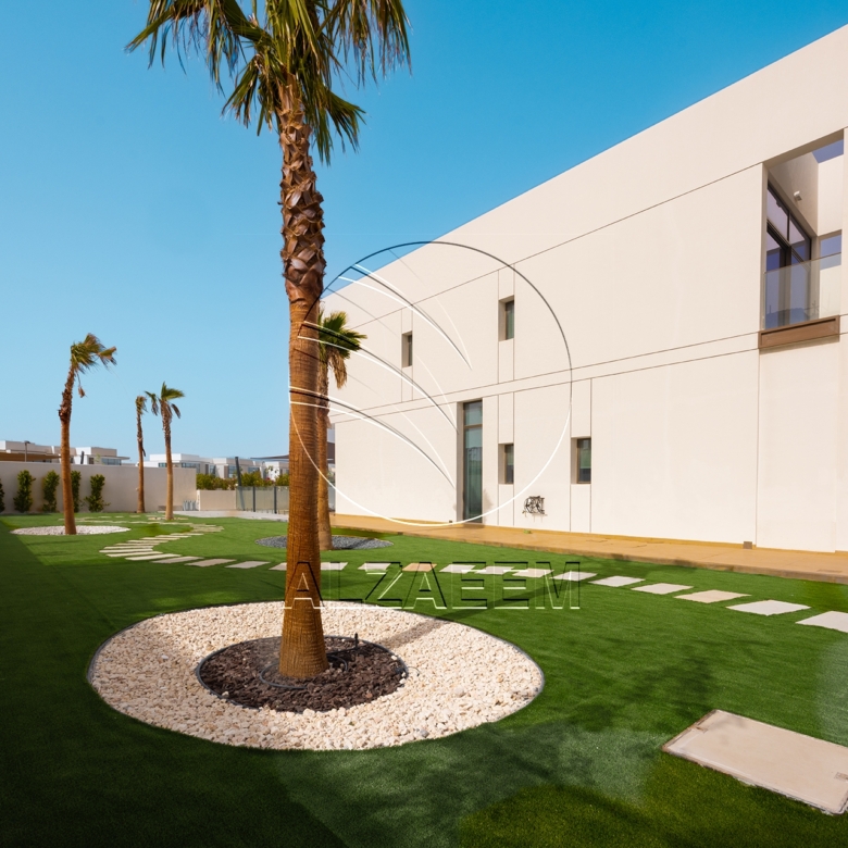 √CORNER 5BR Villa with Pool | Landscaped Garden√