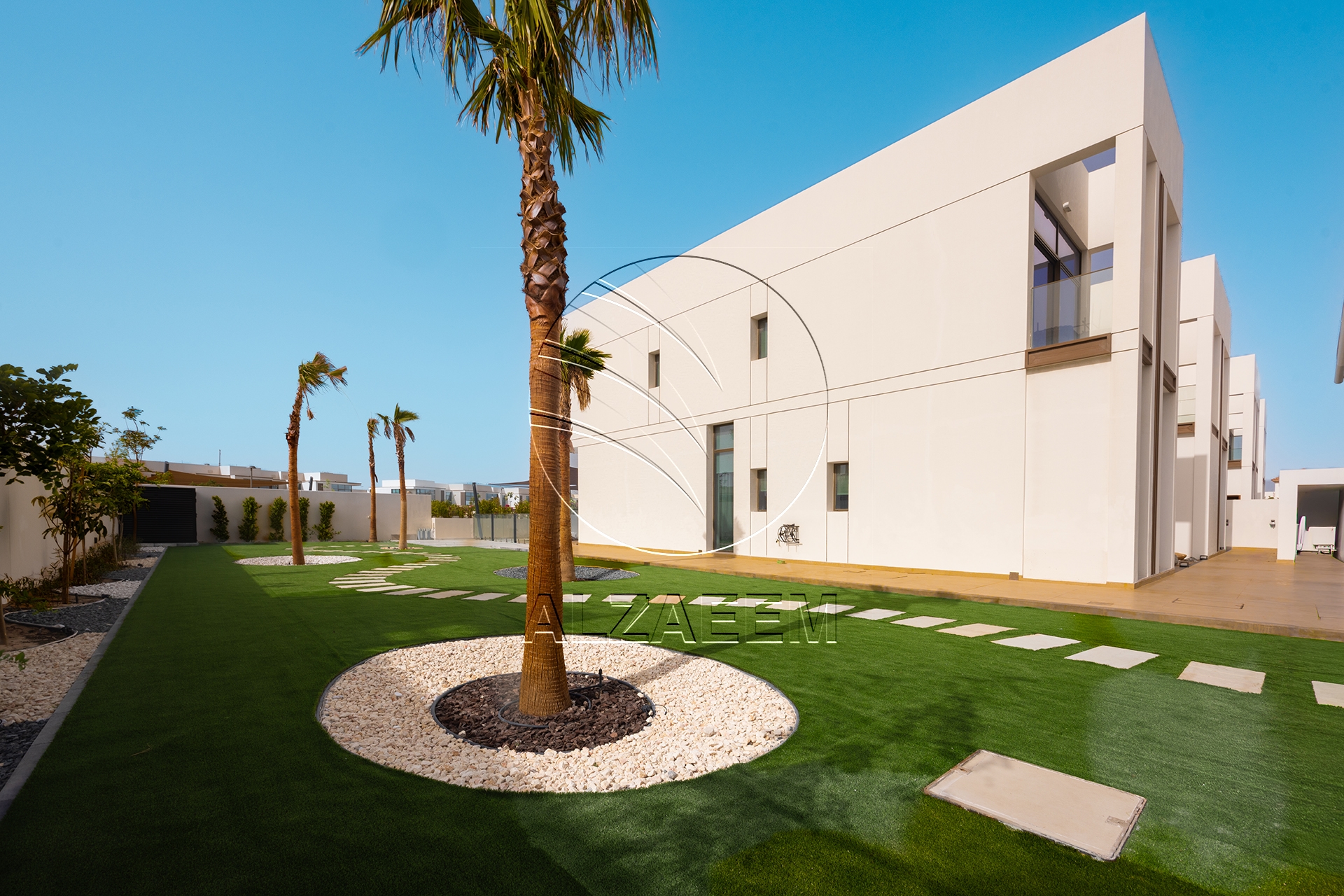 √CORNER 5BR Villa with Pool | Landscaped Garden√