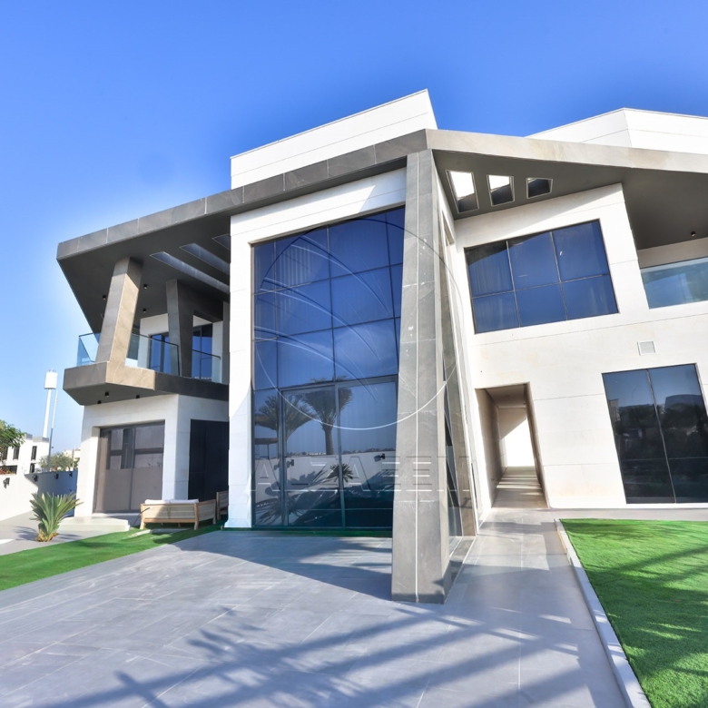 √ Single Row End | High Ceiling | Luxury Living √