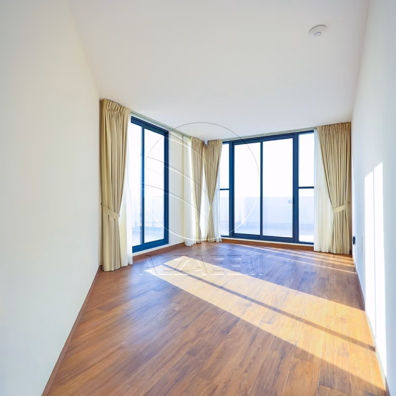 √ Single Row End | High Ceiling | Luxury Living √