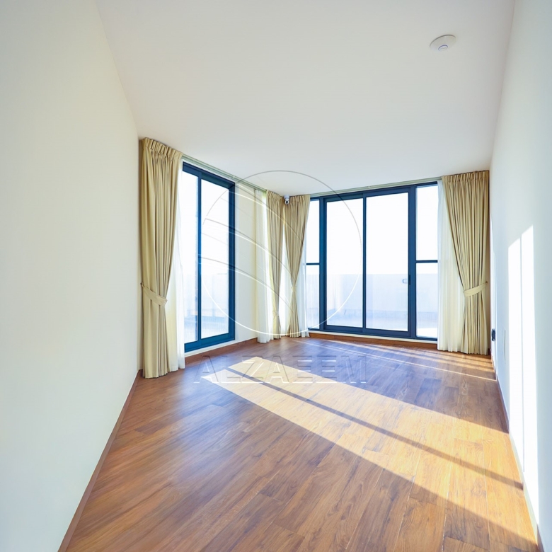 √ Single Row End | High Ceiling | Luxury Living √