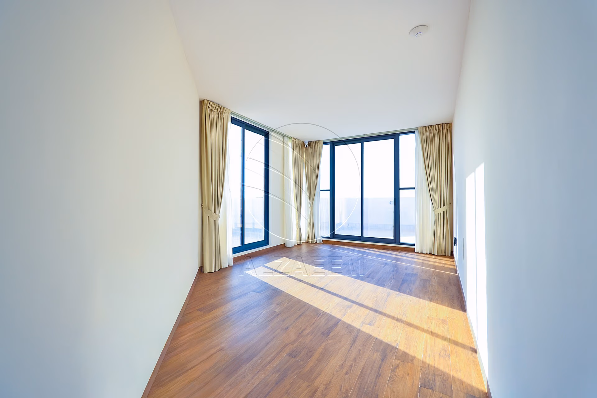 √ Single Row End | High Ceiling | Luxury Living √