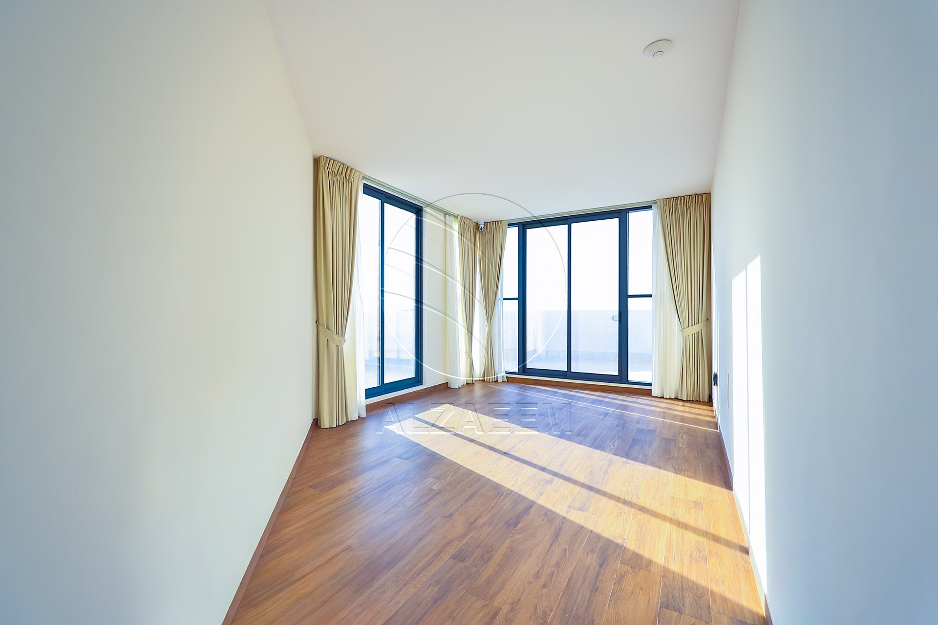 √ Single Row End | High Ceiling | Luxury Living √