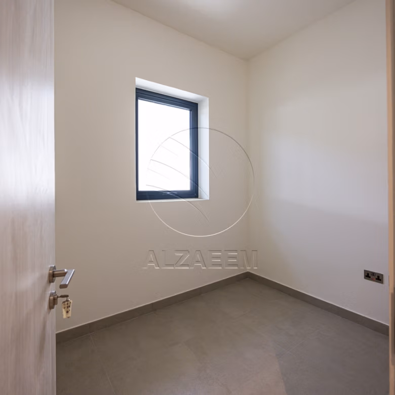 √VACANT| New Family Home | End Unit√