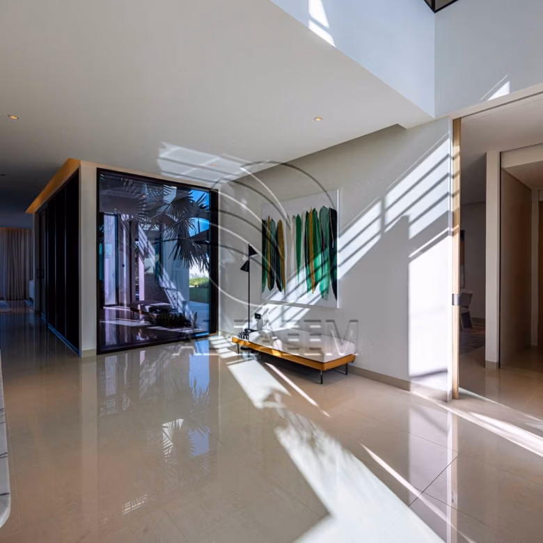 √Luxury Living | High Ceiling | Single Row Corner√