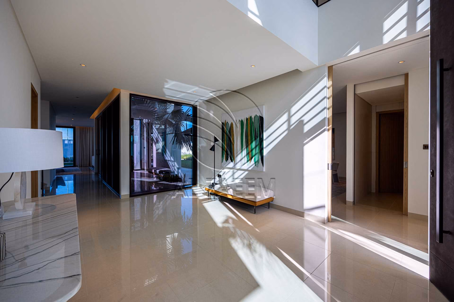 √Luxury Living | High Ceiling | Single Row Corner√