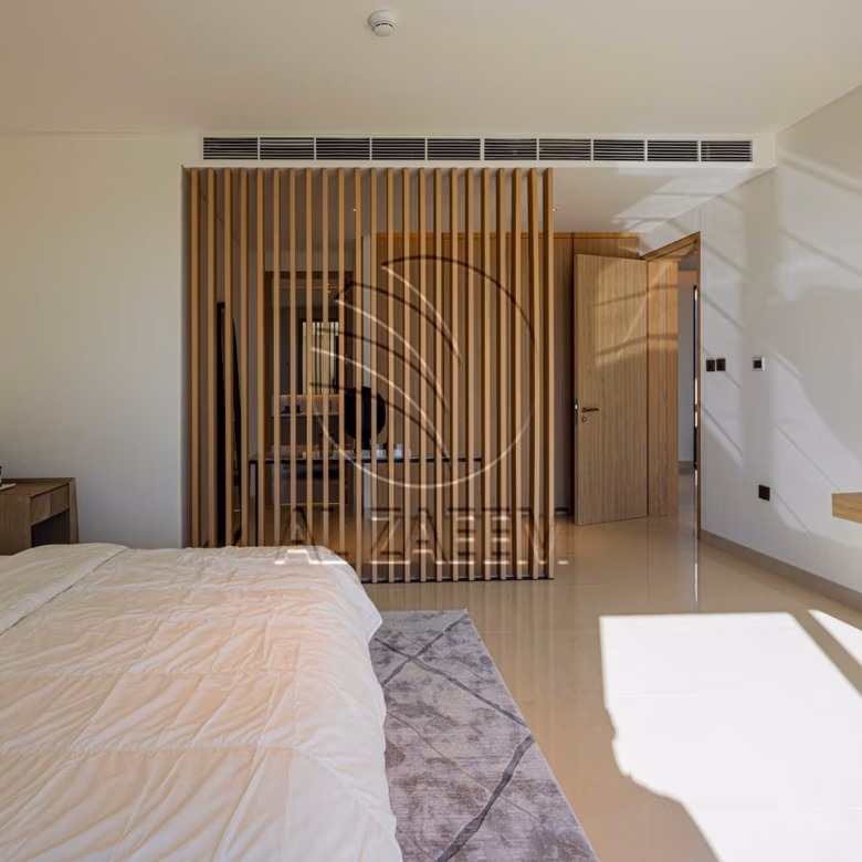 √Luxury Living | High Ceiling | Single Row Corner√