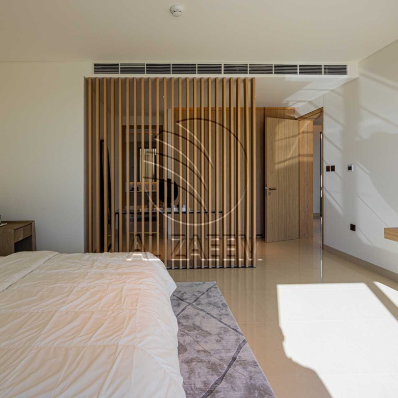√Luxury Living | High Ceiling | Single Row Corner√