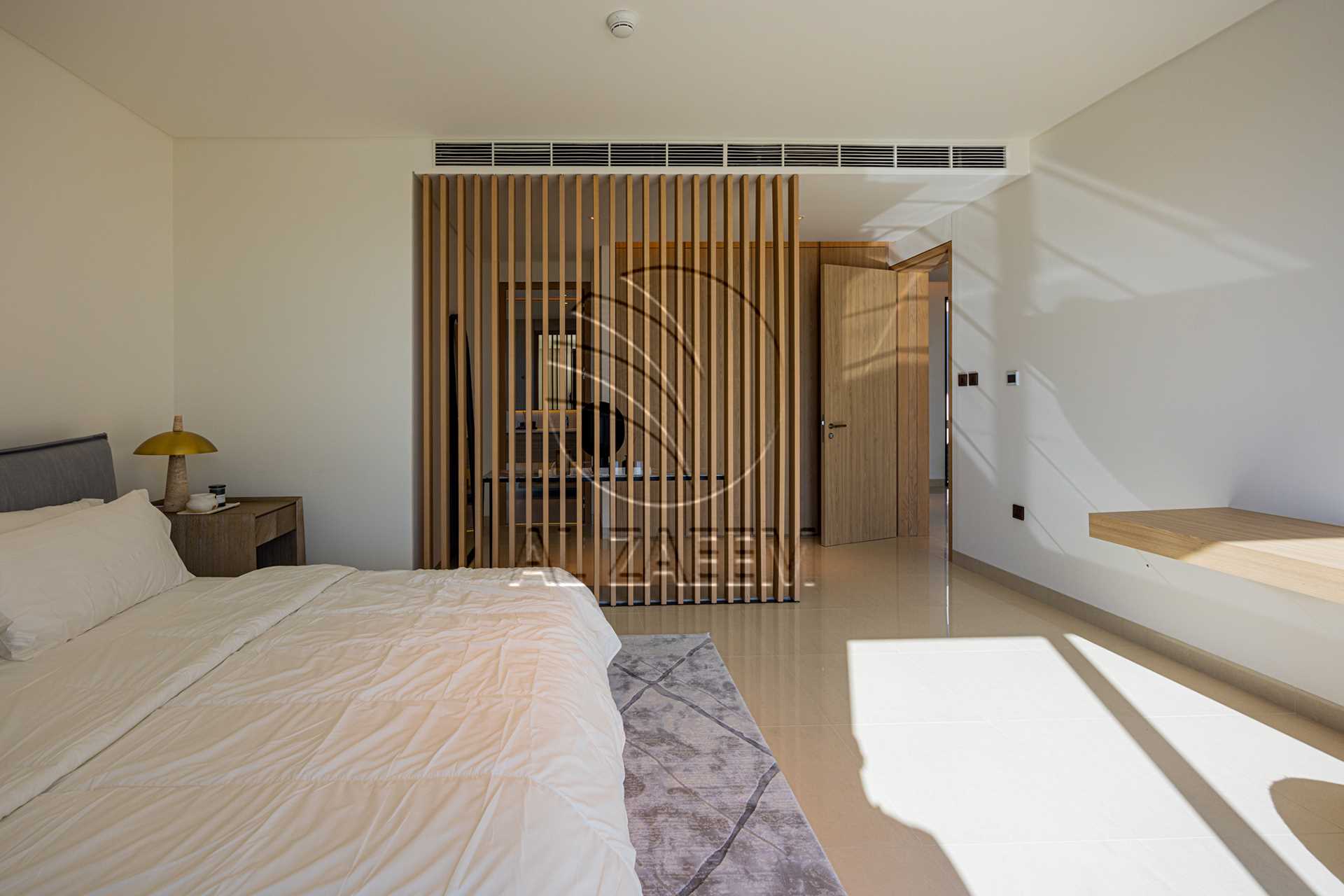 √Luxury Living | High Ceiling | Single Row Corner√