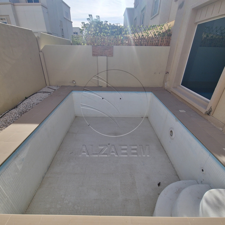 Corner Villa + Private Pool! End Use or Investment
