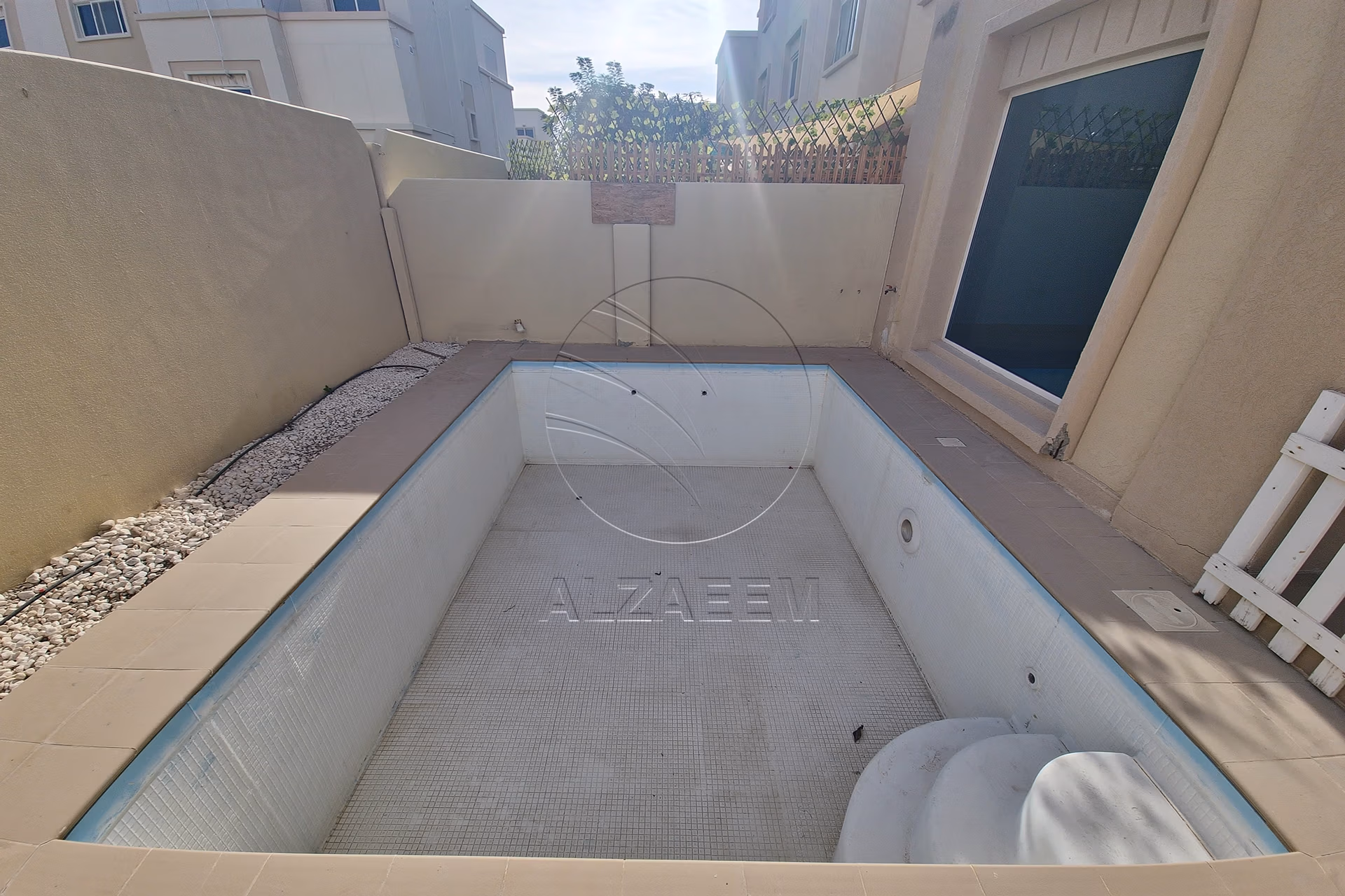 Corner Villa + Private Pool! End Use or Investment