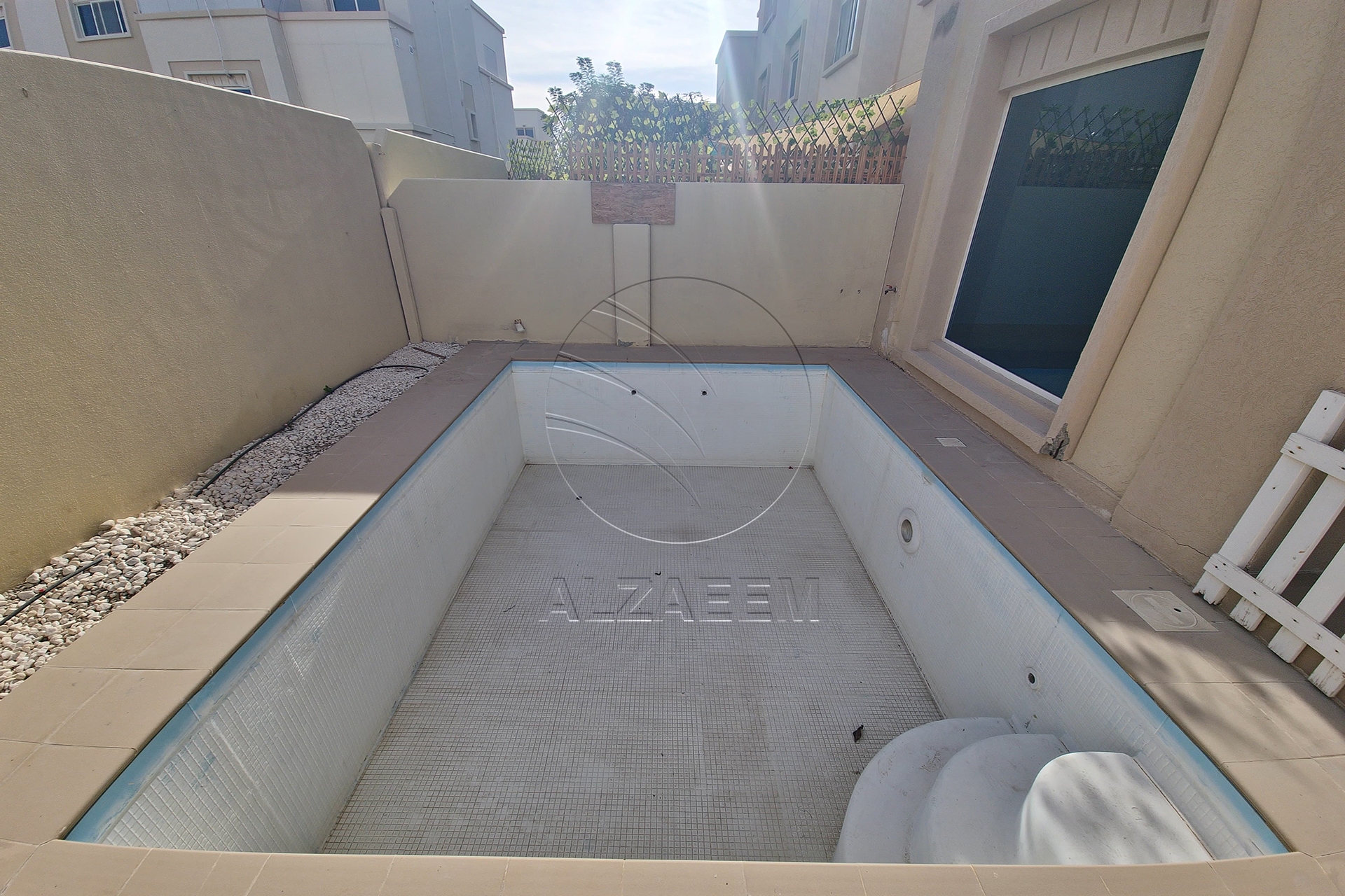 Corner Villa + Private Pool! End Use or Investment