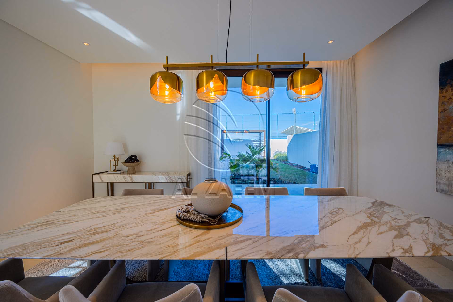 √Luxury Living | High Ceiling | Single Row Corner√