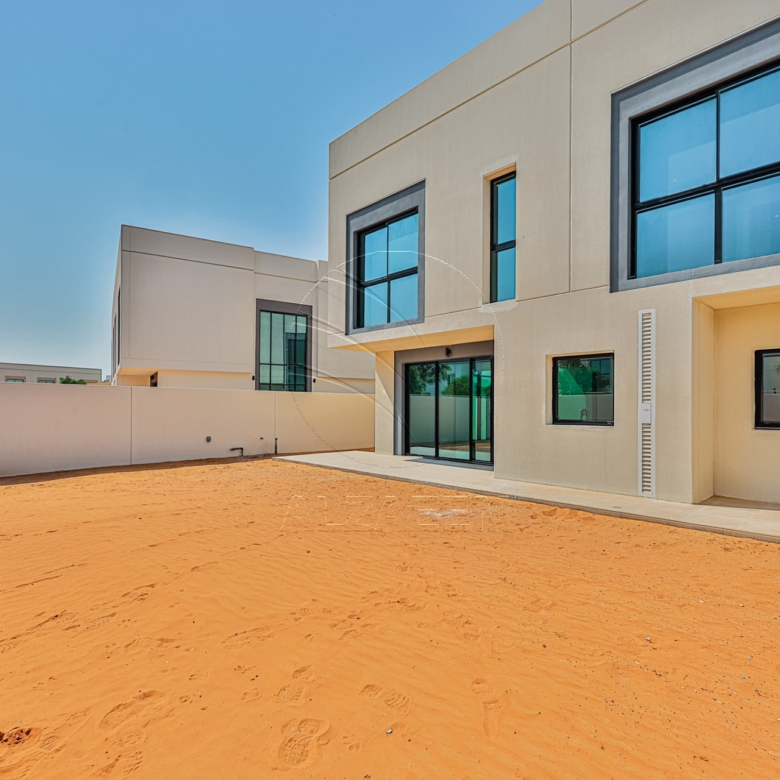 √Single Row Semi Corner | Vacant | Near the Gate√