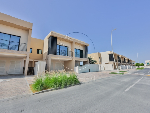 √ HOT! Single Row TH Near Community Center √