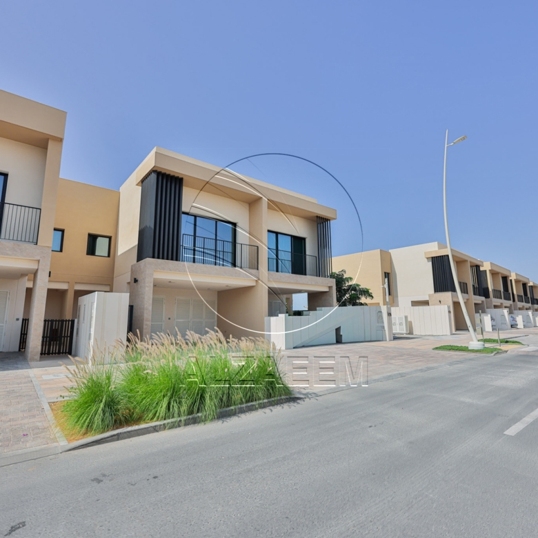 √ HOT! Single Row TH Near Community Center √