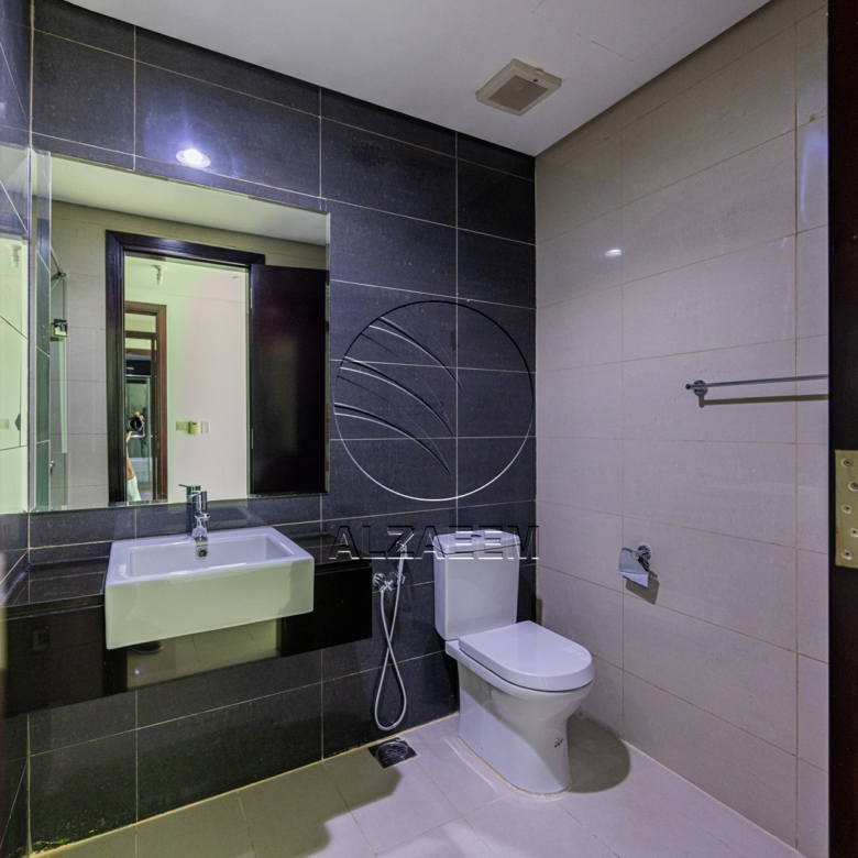 VACANT and Spacious Unit with Marina Views