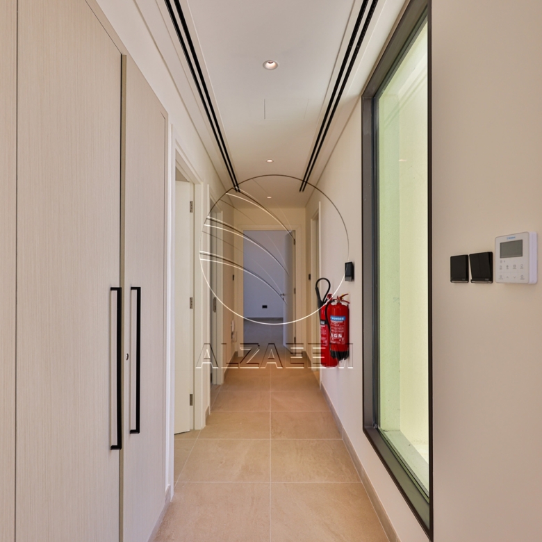 √Single Row End Villa | Steps away from the Park√