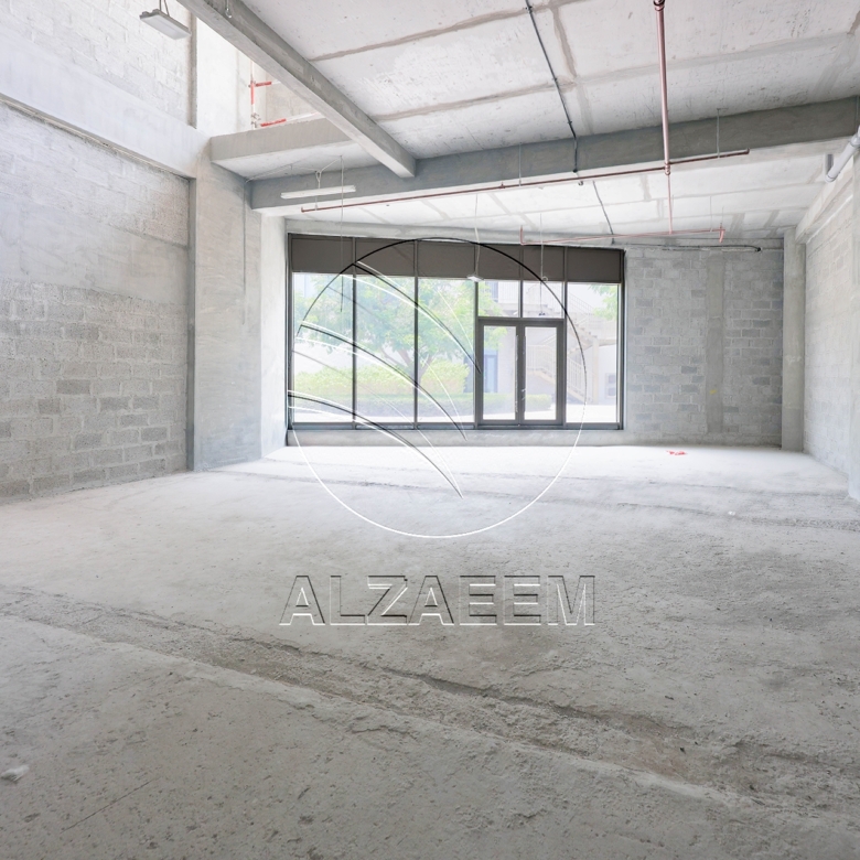 Spacious Retail/Shop with Excellent Visibility