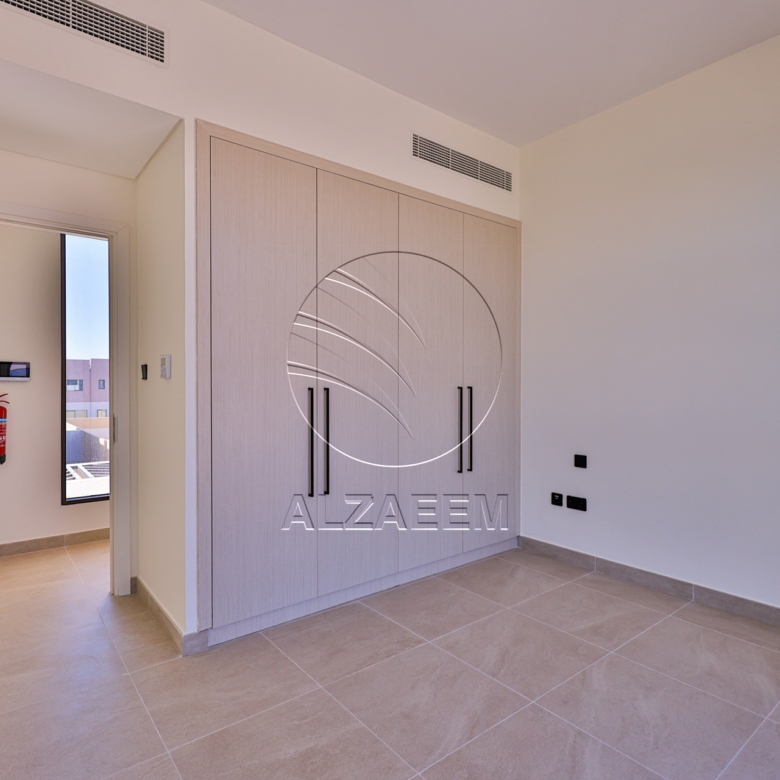 √Single Row End Villa | Steps away from the Park√