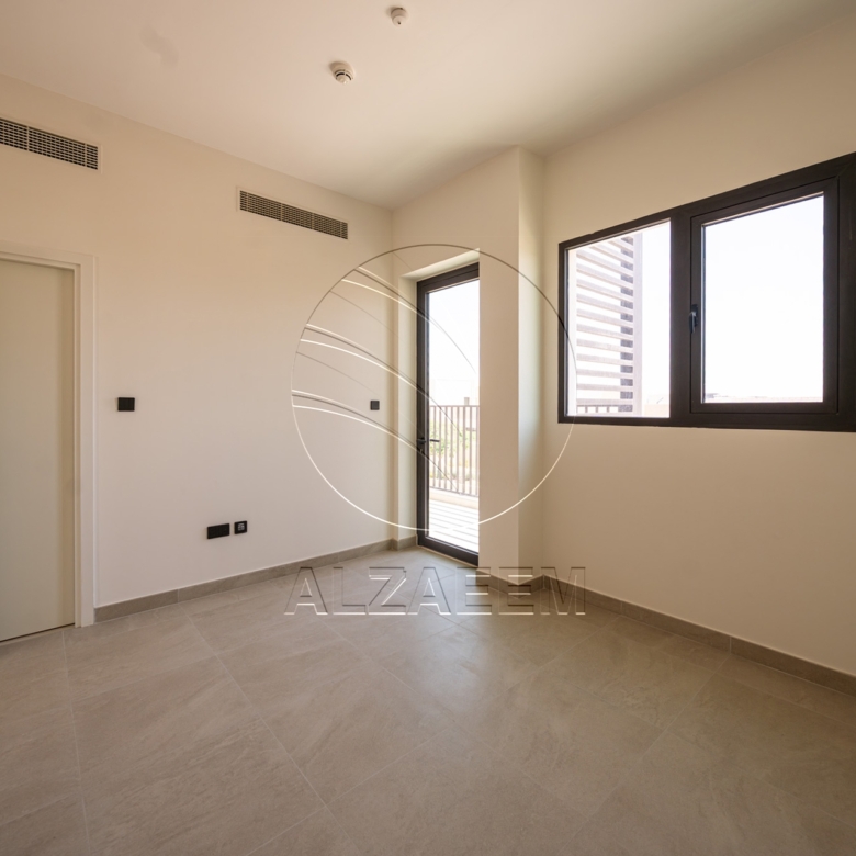 √Spacious Plot!Prime Area Near Community Gardens√