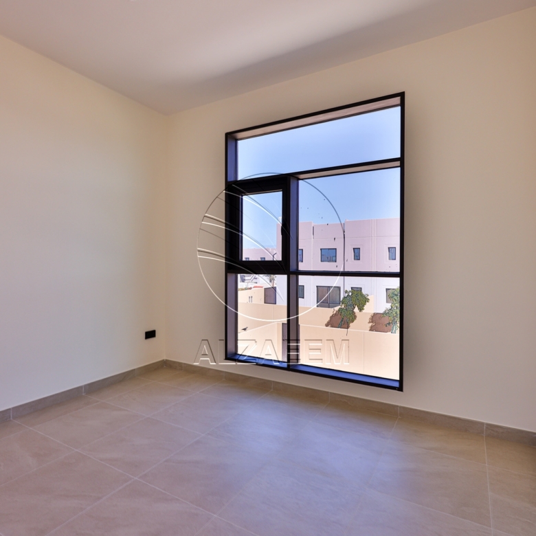 √Single Row End Villa | Steps away from the Park√